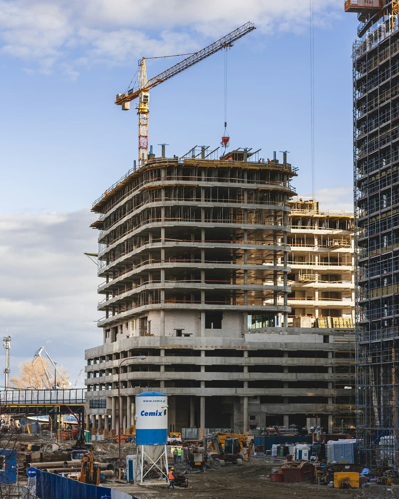 Fotografie cu progresul unei clădiri în construcție